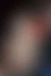 Scarpe della sposa con fedi e profumo in villa a Vignamaggio