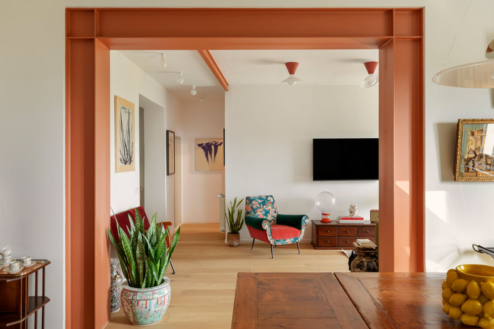 Soggiorno moderno PS Home con trave in acciaio arancione.