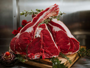 Bistecche alla fiorentina fresche su tagliere di legno con erbe aromatiche, Macelleria Sani Bucine Valdarno