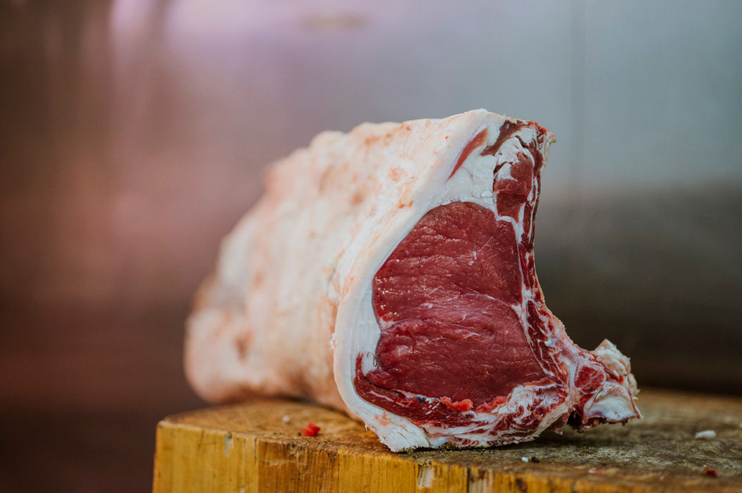 Fresca costata di manzo sul ceppo di legno