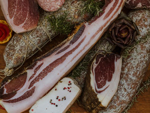 Tarese del Valdarno stagionata con aglio e erbe aromatiche nel laboratorio di Macelleria Sani a Bucine