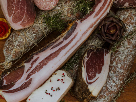 Tarese del Valdarno stagionata con aglio e erbe aromatiche nel laboratorio di Macelleria Sani a Bucine