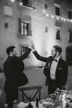 Brindisi tra amici durante il ricevimento a Vignamaggio