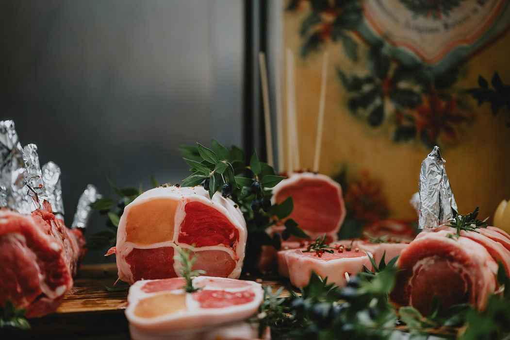 Carne fresca e specialità con pompelmo e guarnizioni