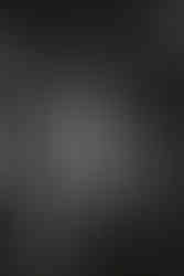 Sposo mentre si prepara in interno elegante a Vignamaggio