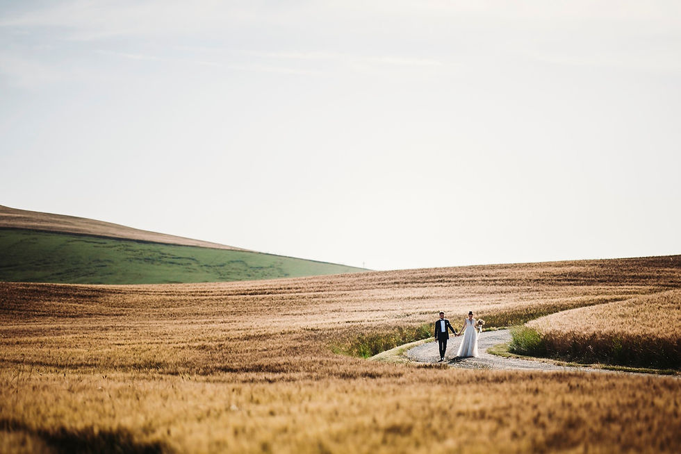 Sposi in Val d’Orcia tra campi dorati e paesaggio toscano iconico