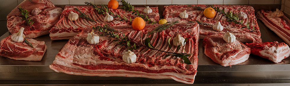 Preparazione di carne cruda con aglio, erbe e agrumi