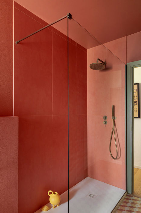 Doccia moderna con pareti terracotta e finiture nere