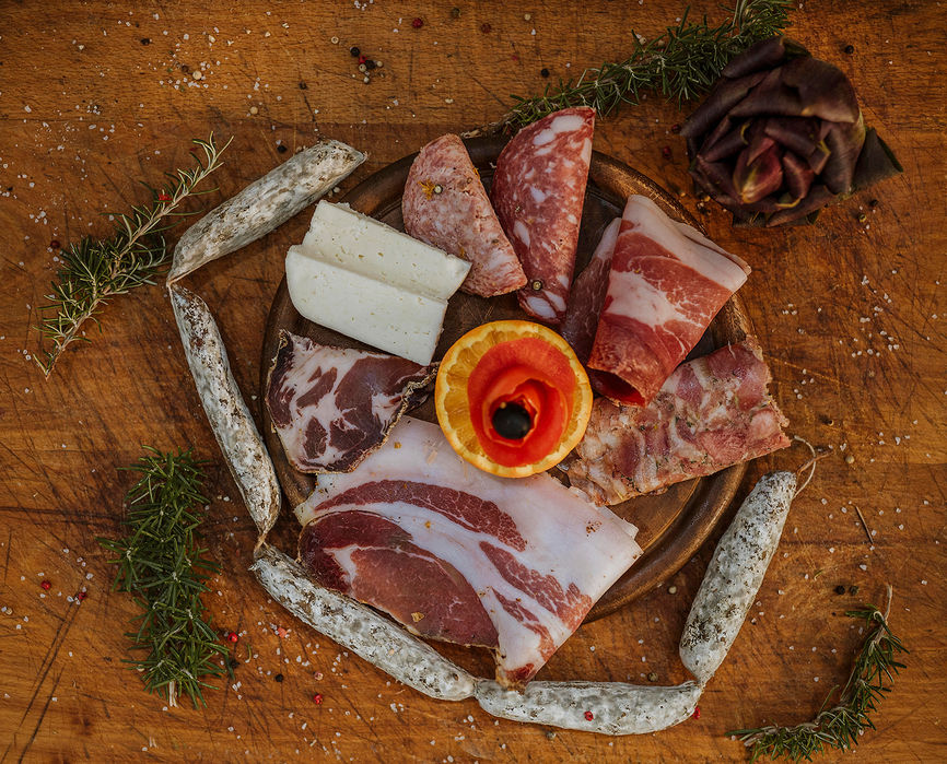 Tagliere di salumi misti, formaggio e rosmarino