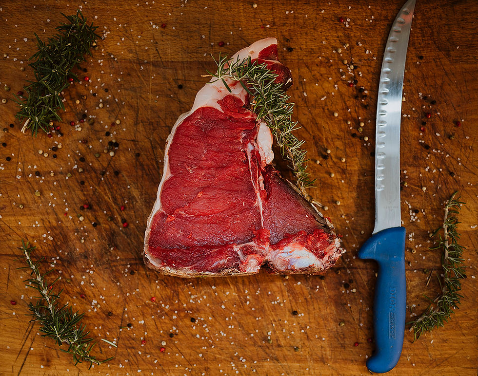 Bistecca alla fiorentina fresca su tagliere di legno con rosmarino e pepe, Macelleria Sani Bucine Valdarno