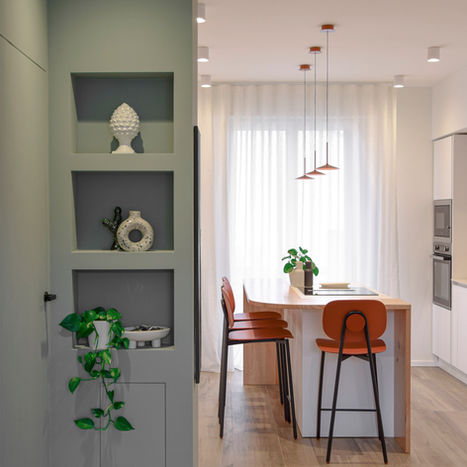 Soggiorno moderno con nicchie decorative, penisola e sgabelli