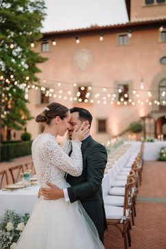 Ritratto degli sposi al tramonto nel cortile di Vignamaggio