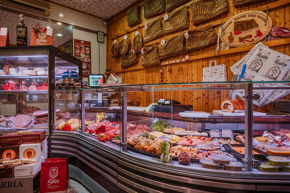 Interno di Macelleria Sani a Bucine con banco frigo, carne fresca, preparazioni artigianali e tarese del Valdarno a parete