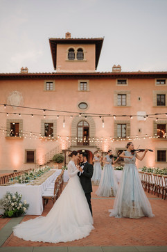 Primo ballo nel cortile della villa a Vignamaggio