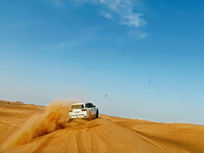 Jeep auf einer Wüstendüne