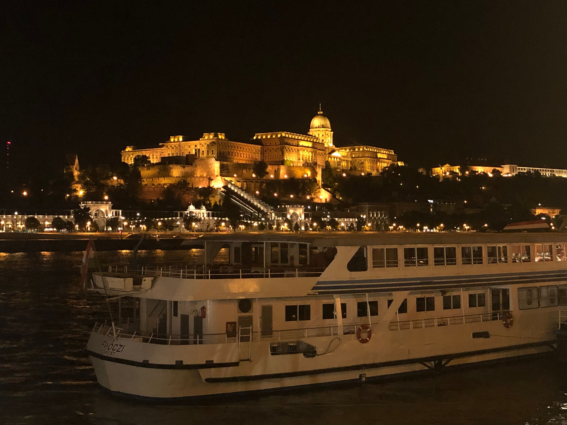 Bootsfahrt bei Nacht