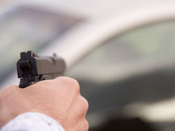 Professore di matematica minacciato con una pistola da uno studente 15enne. Uno scherzo finito male in un istituto di Torino