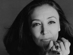 ORIANA FALLACI, “IL CORAGGIO È TUTTO: TRASFORMA LE TUE PAURE IN FUOCO CHE ARDE, TI PERMETTE DI RICONOSCERE LA VERA ESSENZA DELLA VITA. SENZA IL CORAGGIO NEANCHE L’INTELLIGENZA TI SERVE.”