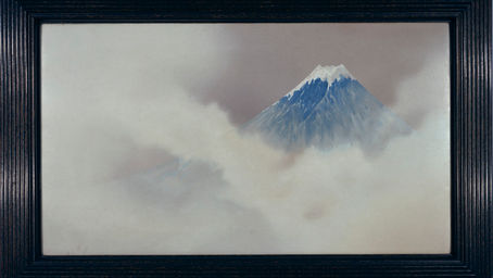 Floating among the mist and clouds, Mount Fuji emerges in soft, ethereal tones—a vision of Japan’s most iconic peak, captured with a delicate interplay of colour and light. This breathtaking artwork is a prime example of wireless cloisonné (無線七宝), crafted by the celebrated artisan Namikawa Sōsuke (1847–1910).