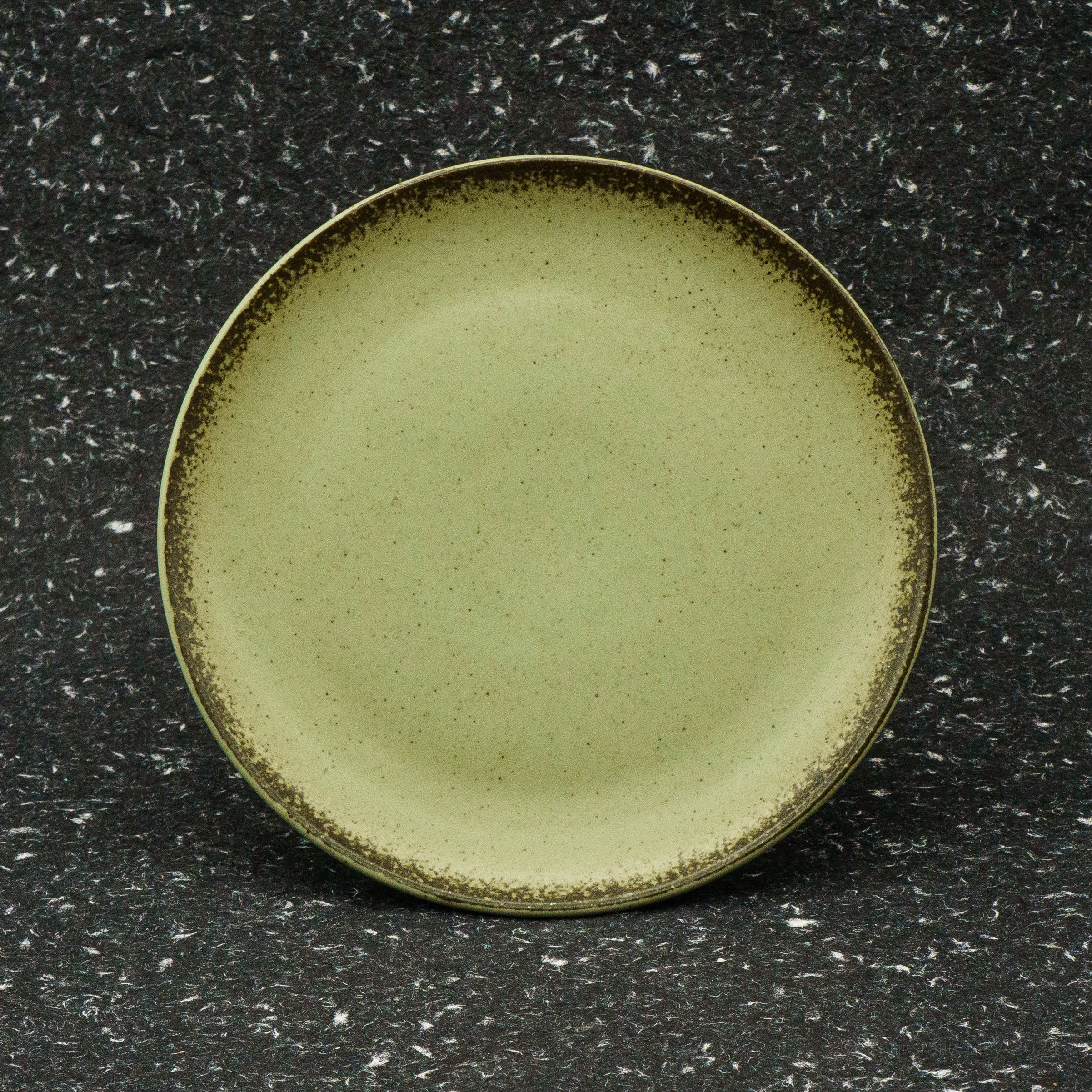 Green ceramic serving plate, 20cm. Semi-gloss finish, ideal for pasta, salad, curry. Microwave, oven, dishwasher safe.
