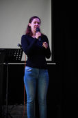 Frau predigt im Gottesdienst