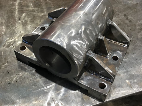 Supporto meccanico massiccio lavorato in officina meccanica.