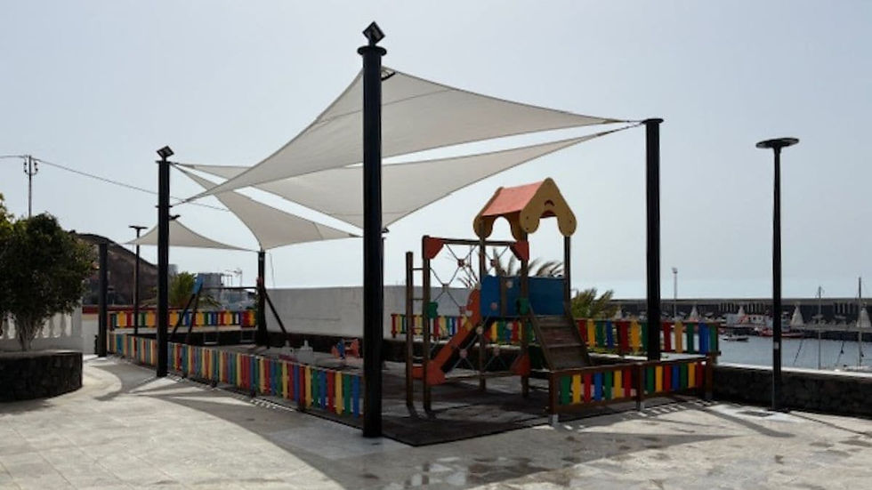 El Ayuntamiento de El Pinar instala una pérgola en el parque infantil de La Restinga
