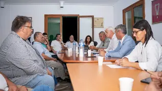 Gobierno de Canarias y Cabildo de El Hierro acuerdan nuevas ayudas para garantizar la supervivencia de la piña tropical en la isla