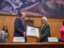 Reconocen al doctor Eduardo Santana como Maestro Emérito de la UdeG
