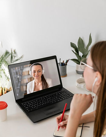 cerrar-mujer-laptop_23-2148929720.jpg