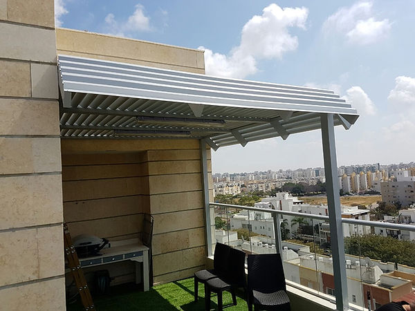 פרגולת אלומיניום על עמודים