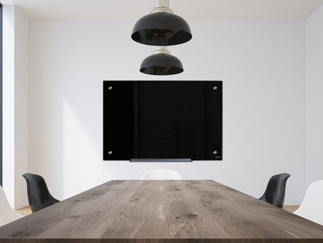 עיצוב חדר ישיבות עם לוח מחיק מזכוכית