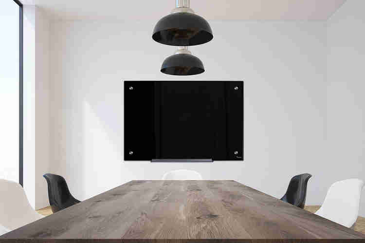 חדר ישיבות מעוצב עם לוח מחיק מזכוכית בצבע שחור