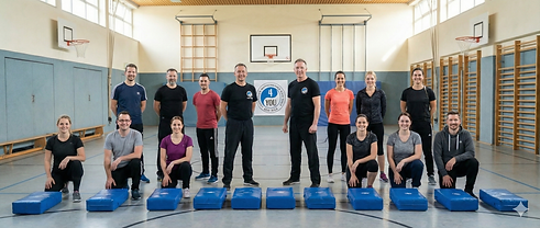 Gruppenfoto Lehrer Turnhalle.png