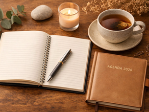 Carnet, agenda et tasse de thé dans une ambiance chaleureuse, symbolisant l’organisation d’un accompagnement en sophrologie et la question des tarifs et remboursements.