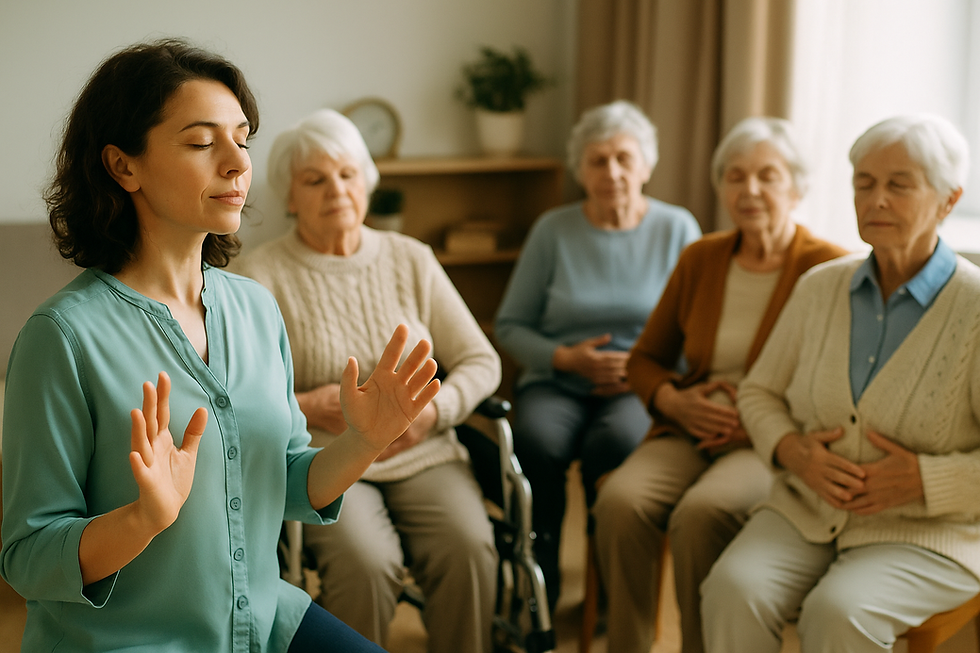 Sophrologue tenant les mains d’une personne âgée dans un moment calme et bienveillant