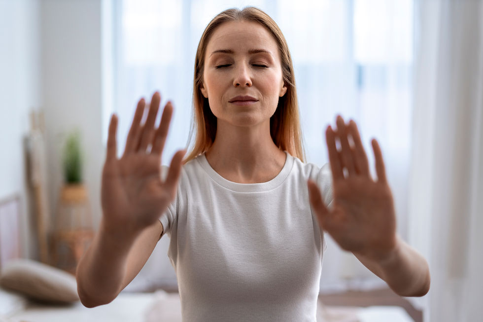 femme blonde qui ferme les yeux en poussant avec ses mains à l'horizontale dans le vide