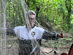 pescador mexendo na rede