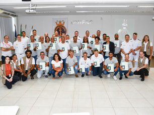 Pessoas atingidas da cadeia de pesca recebem certificação concedida pela Marinha do Brasil