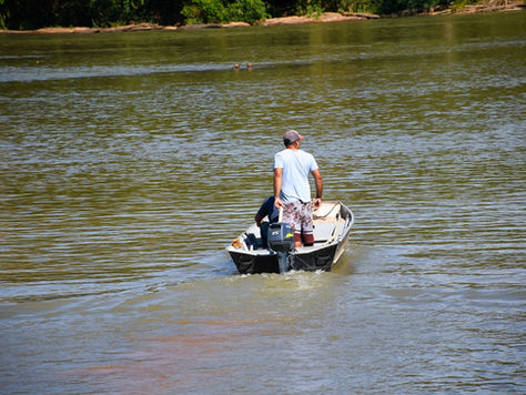 pescador no rio doce