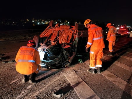 Capotagem de carro fere motorista na BR-262 em Nova Serrana