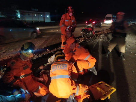 Motociclista fica gravemente ferido em batida com carro na MG-050 em Divinópolis