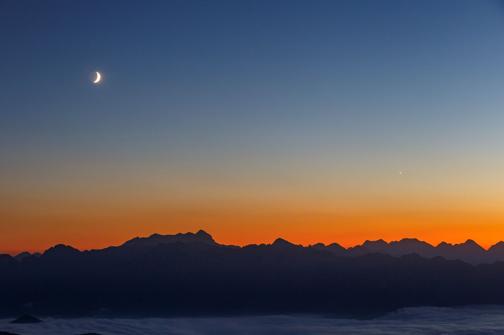 Venus et la Lune au dessus des sommets pyrénéens
