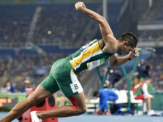 Que Atleta, Wayde Van Niekerk, 9.94 (+0.9), ontem em Valenje, depois de 19.84 em Kingston e 43.03 no