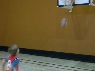 Los minis empiezan perdiendo