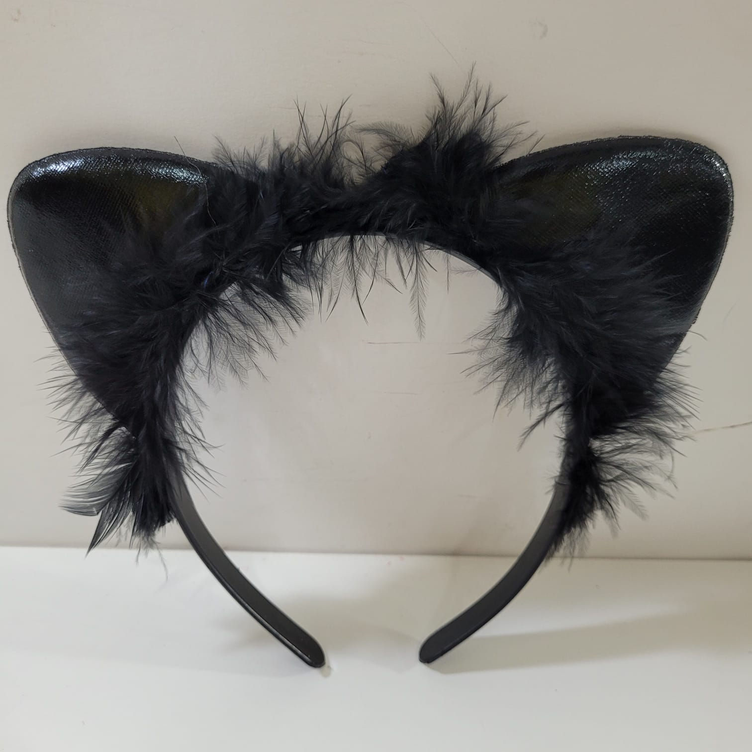 Tiara Gatinha Preta com Plumas