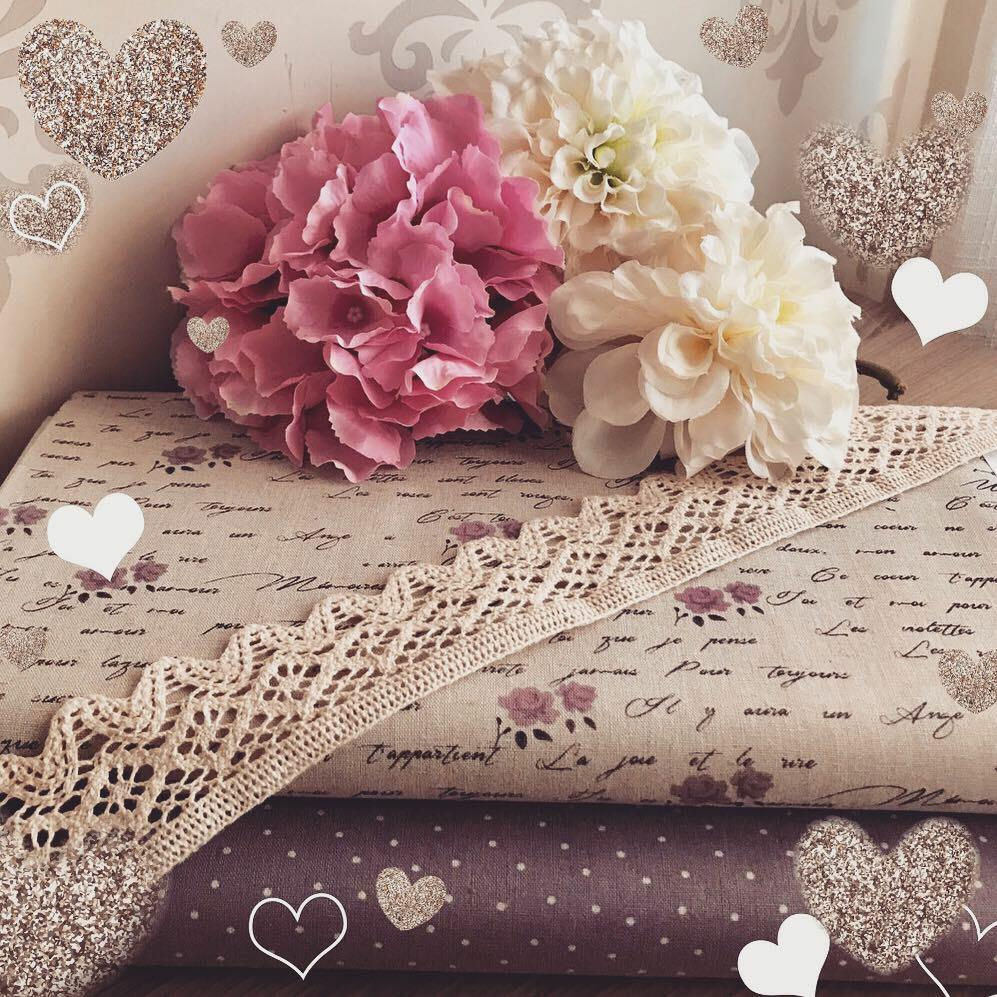 Preciosa combinación de telas con puntilla para vestir nuestras muñequitas.