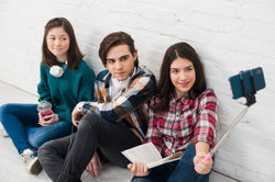 teenagers-taking-selfie
