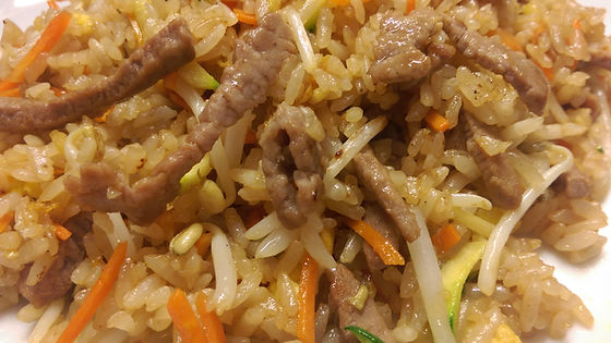 Riso saltato con verdure e manzo