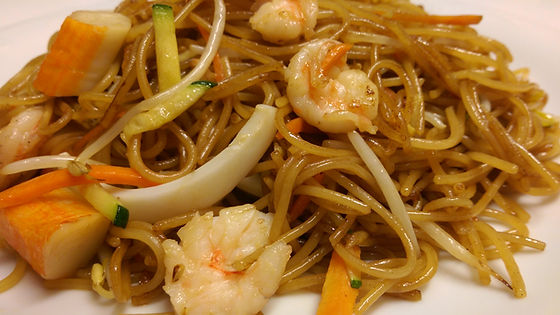 Spaghetti saltati con verdure e frutti di mare